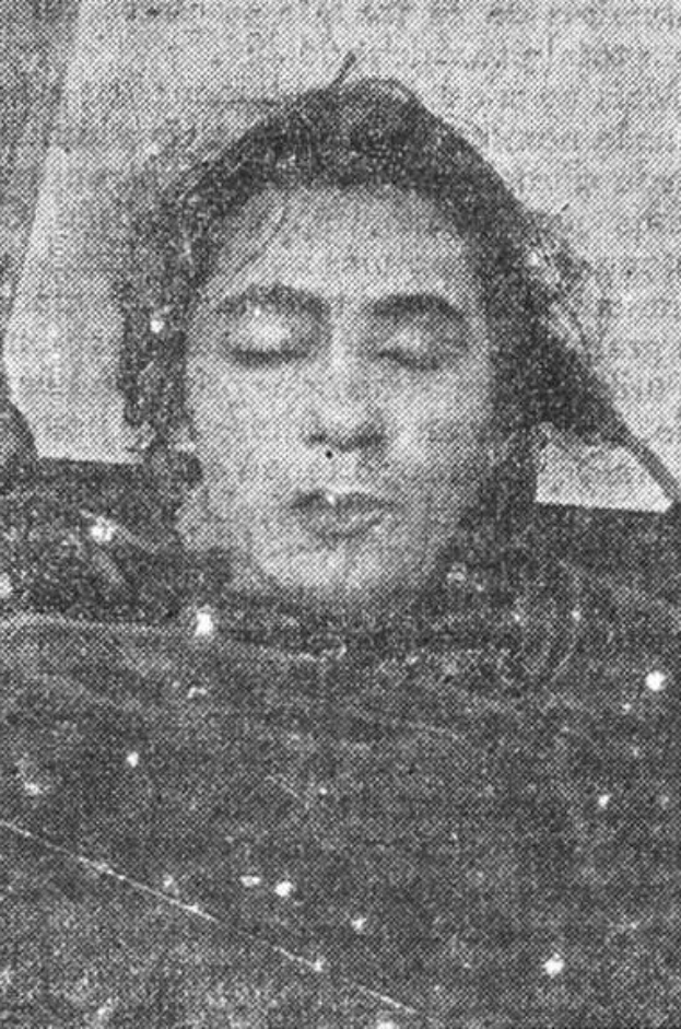 Schwarz-weißes Foto einer Frau mit geschlossenen Augen, identifiziert als die erste Frau, die bei einem Autounfall starb, mit Text unten: "Erste Frau bei einem Autounfall gestorben."