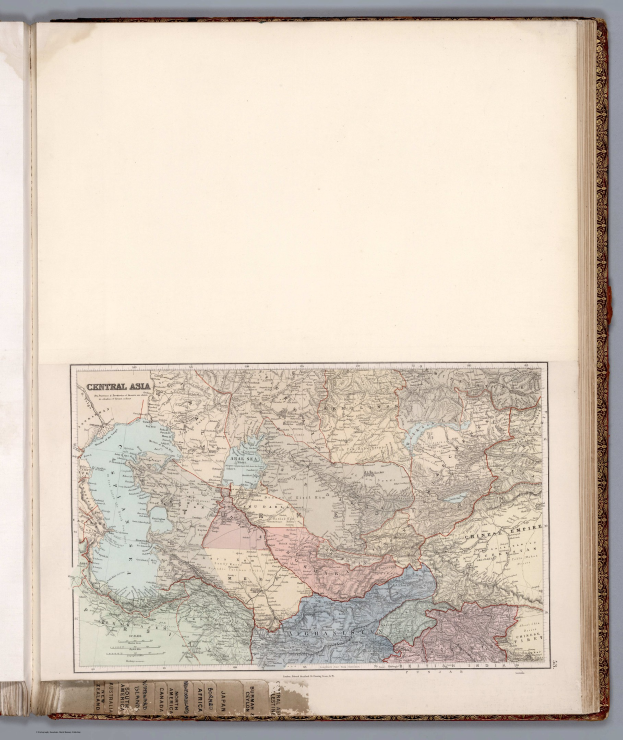 Offenes Buch mit einer detaillierten Karte von Zentralasien mit beschrifteten Ländern, Regionen, Städten, Flüssen und geografischen Merkmalen.