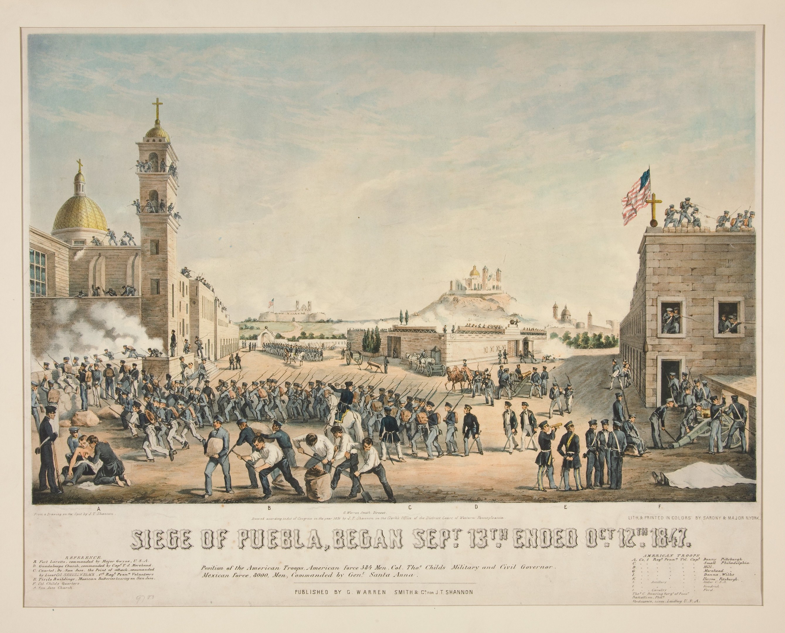 Gruppe bewaffneter Individuals steht vor einem Gebäude mit Fahnenmast, Bäumen und einem bewölkten Himmel, mit Text 'Belagerung von Puebla, 13. September 1863' unten.
