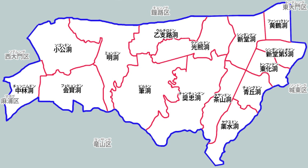 Eine Karte von Taiwan mit in Rot und Blau hervorgehobenen Provinzen, die Namen, Städte und geografische Merkmale anzeigt.