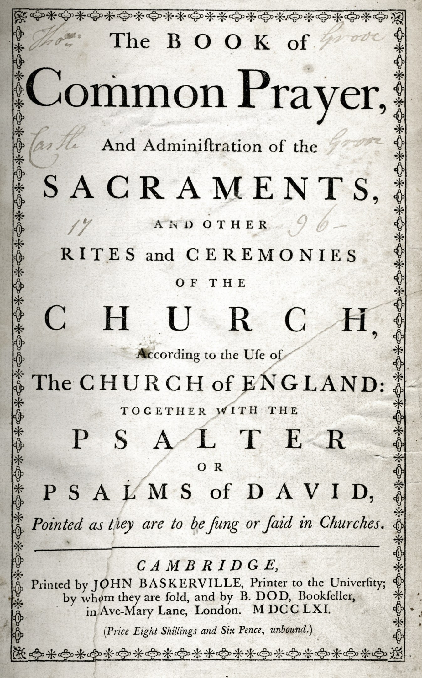 Ein altes Buch mit dem Titel "The Book of Common Prayer and Administration of the Sacraments, Rites and Ceremonies of the Church of England" ist auf einer Seite mit schwarzem Text aufgeschlagen.