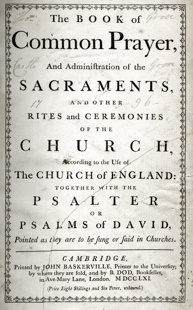 Ein altes Buch mit dem Titel "The Book of Common Prayer and Administration of the Sacraments, Rites and Ceremonies of the Church of England" ist auf einer Seite mit schwarzem Text aufgeschlagen.
