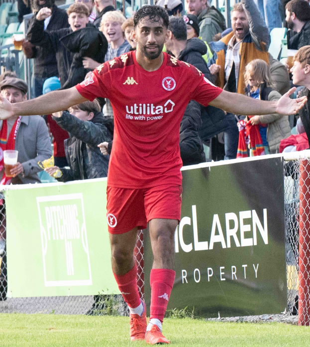 Fussballspieler In Roter Uniform Läuft Mit Ausgestreckten Armen Auf Dem Feld During Einem Spiel Zwischen Middlesbrough FC Und Swansea City In Der Sky Bet Championship, Mit Zuschauern Und Einer Tafel Im Hintergrund.