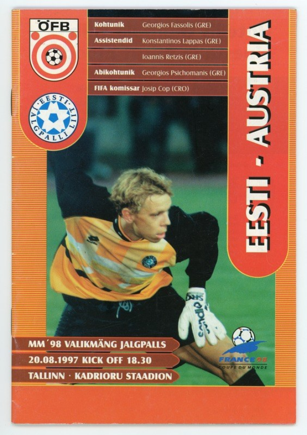 Ein Fussball-Sammelkarte aus der FIFA-Weltmeisterschaft 1998 mit einem Spieler in einem Trikot mit entschlossener Miene vor einem hellblauen Himmel mit weissen Wolken.