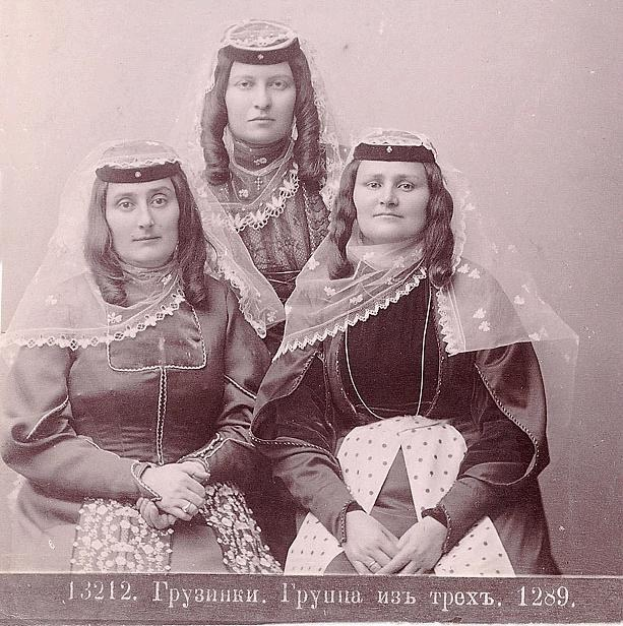 Liebevolle Paare aus der Region Sverdlowsk nehmen am III. Allrussischen Hochzeitsfest teil