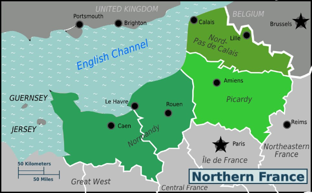 Eine Karte von Nordfrankreich mit dem Ärmelkanal in Grün hervorgehoben und zusätzlichem Text, der weitere Details über die Region bereitstellt.