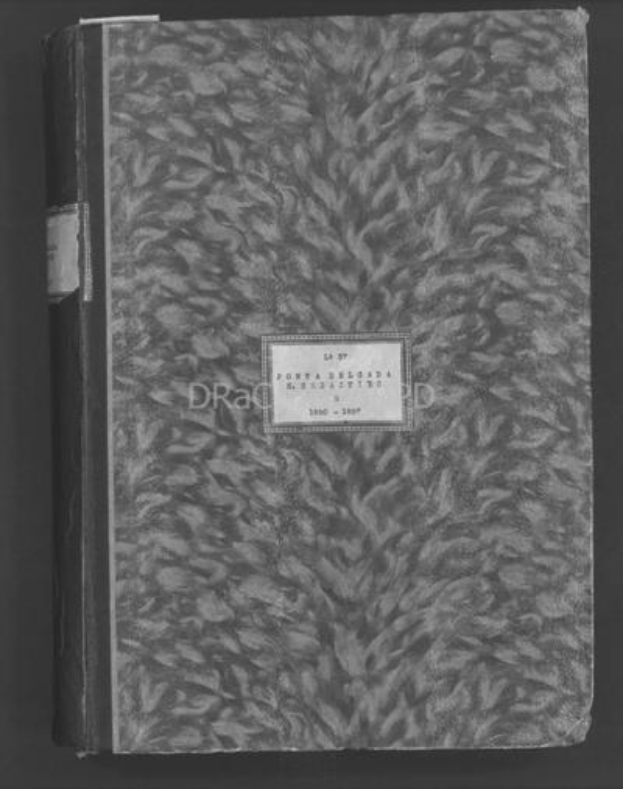 Schwarzes und weißes Foto eines Zeitschriftenumschlags mit einem Etikett darauf, das vor einem dunklen Hintergrund platziert ist.