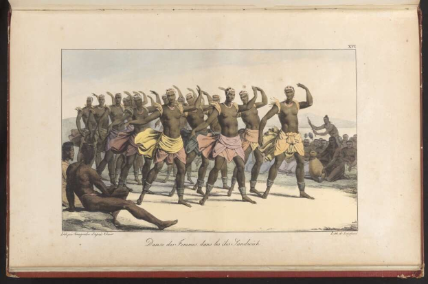 Eine Gruppe von Männern in traditioneller Kleidung tanzt mit erhobenen Armen vor einer Menge, mit einem Buch in der Mitte des Rahmens.