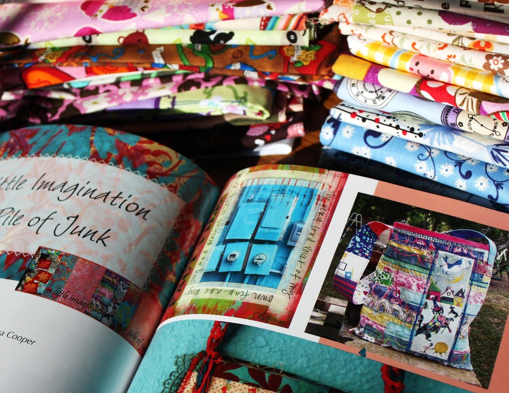 Ein Buch mit einem sichtbaren Rücken und Umschlag.