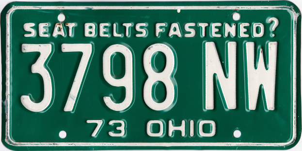 Ein grünes Ohio-Kennzeichen mit der Aufschrift "Sicherheitsgurte angelegt?" auf einem weißen Hintergrund.