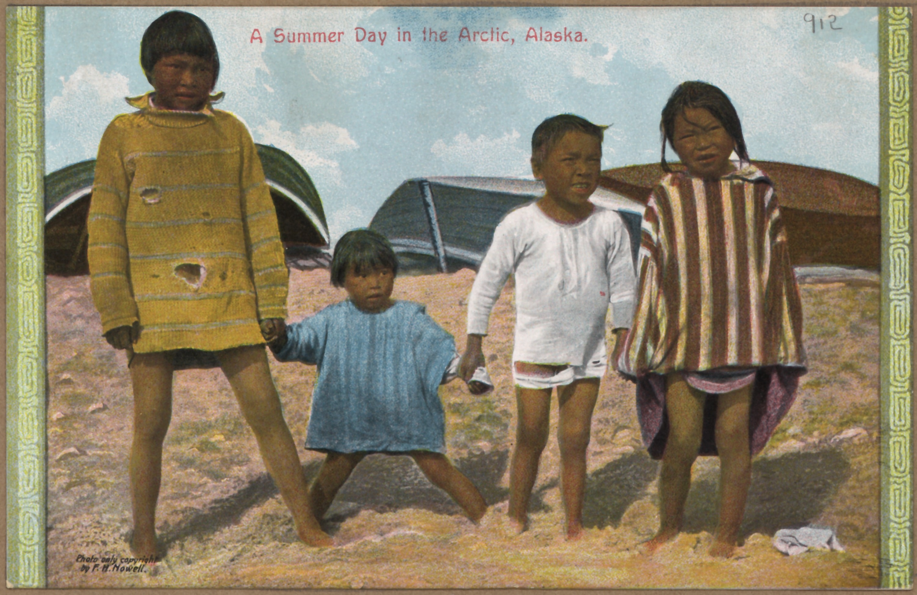 Vier Kinder stehen draußen vor einem Zelt backdrop unter einem klaren blauen Himmel, mit Text "Ein Sommertag in der Arktis, Alaska" oben und unten.