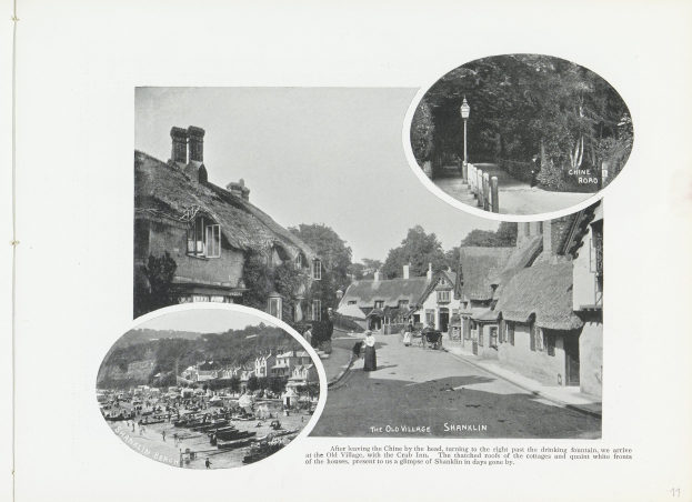 Schwarzes und weißes Foto eines Dorfs mit Reetdächern, Straßenlaternen, Straßenlaternen, Fußgängern, Bäumen und einem klaren Himmel, mit Text unten.