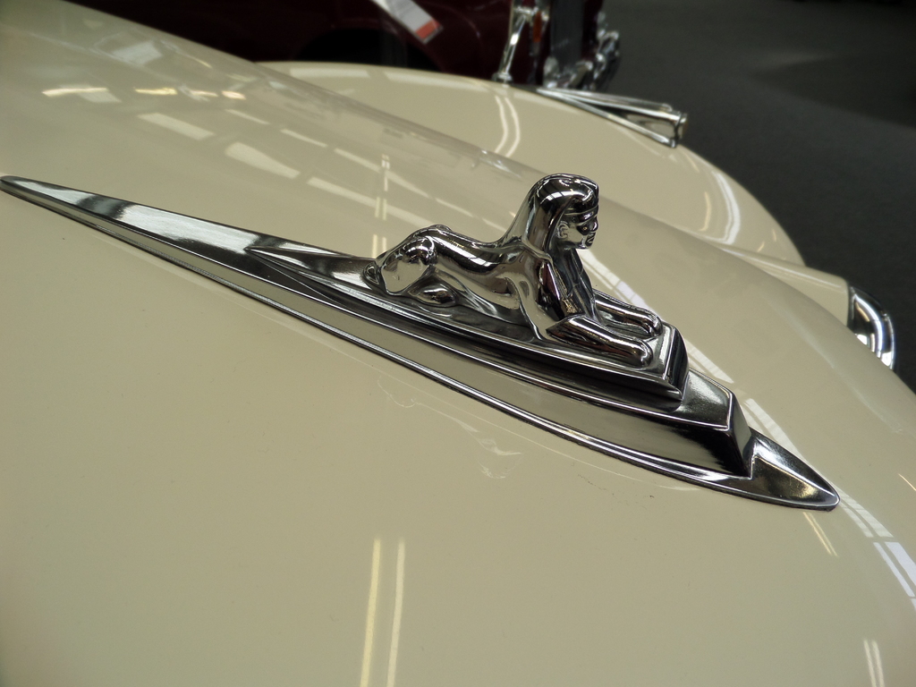 Autologos auf der Frontseite verschiedener Autos