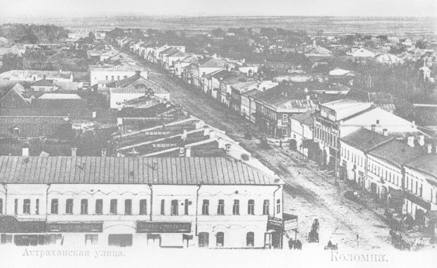 Schwarzes und weißes Foto einer Stadtstraße in Krasnoyarsk, Russland, mit Gebäuden, Bäumen und Menschen und einem Text am unteren Rand, der "Krasnoyarsk, die Hauptstadt von Russland" lautet.