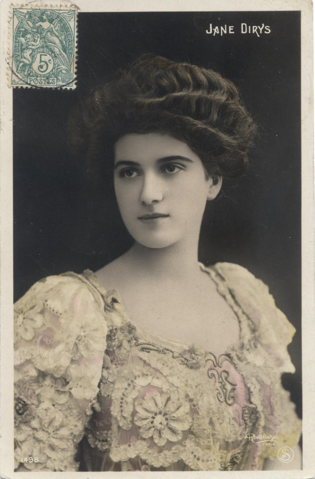 Schwarz-weißes Foto von Jane Dirys in einem Kleid, mit einer Briefmarke auf der linken Seite und Text oben.