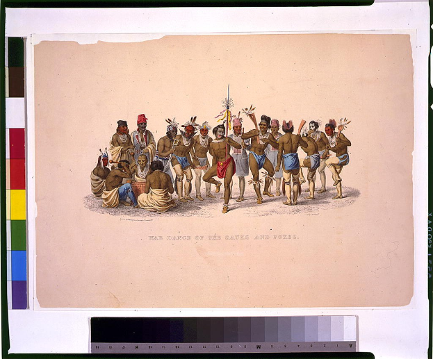 Gruppe von Männern in traditioneller indianischer Kleidung führt Kriegstanz auf strukturiertem, leuchtendem Papier durch.