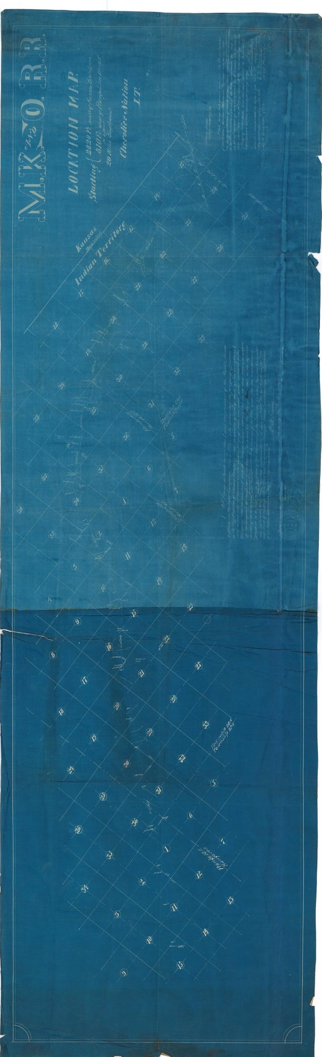 Ein detaillierter Plan des indischen Territoriums auf einem blauen Blatt Papier, der geographische Merkmale wie Berge, Flüsse und Städte zeigt, begleitet von beschreibendem Text.