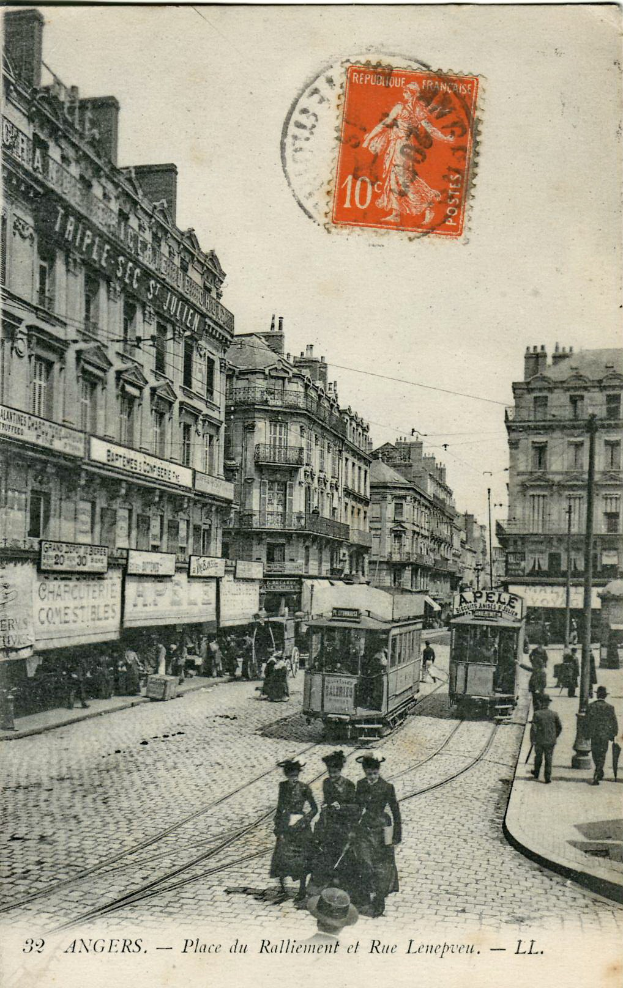 Schwarz-weißes Foto einer Stadtstraße mit einer Tram, Gebäuden, Pfählen und Menschen, mit einem Stempel oben und Text unten.