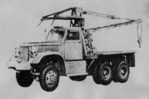 Ein Schwarz-Weiß-Foto eines großen, vierrädrigen Trucks mit einem Kran auf der Ladefläche und einem Sattelauflieger.