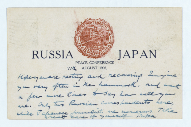 Alte Postkarte mit einer Marke, die "Russland und Japan" beschriftet ist und handgeschriebener Text