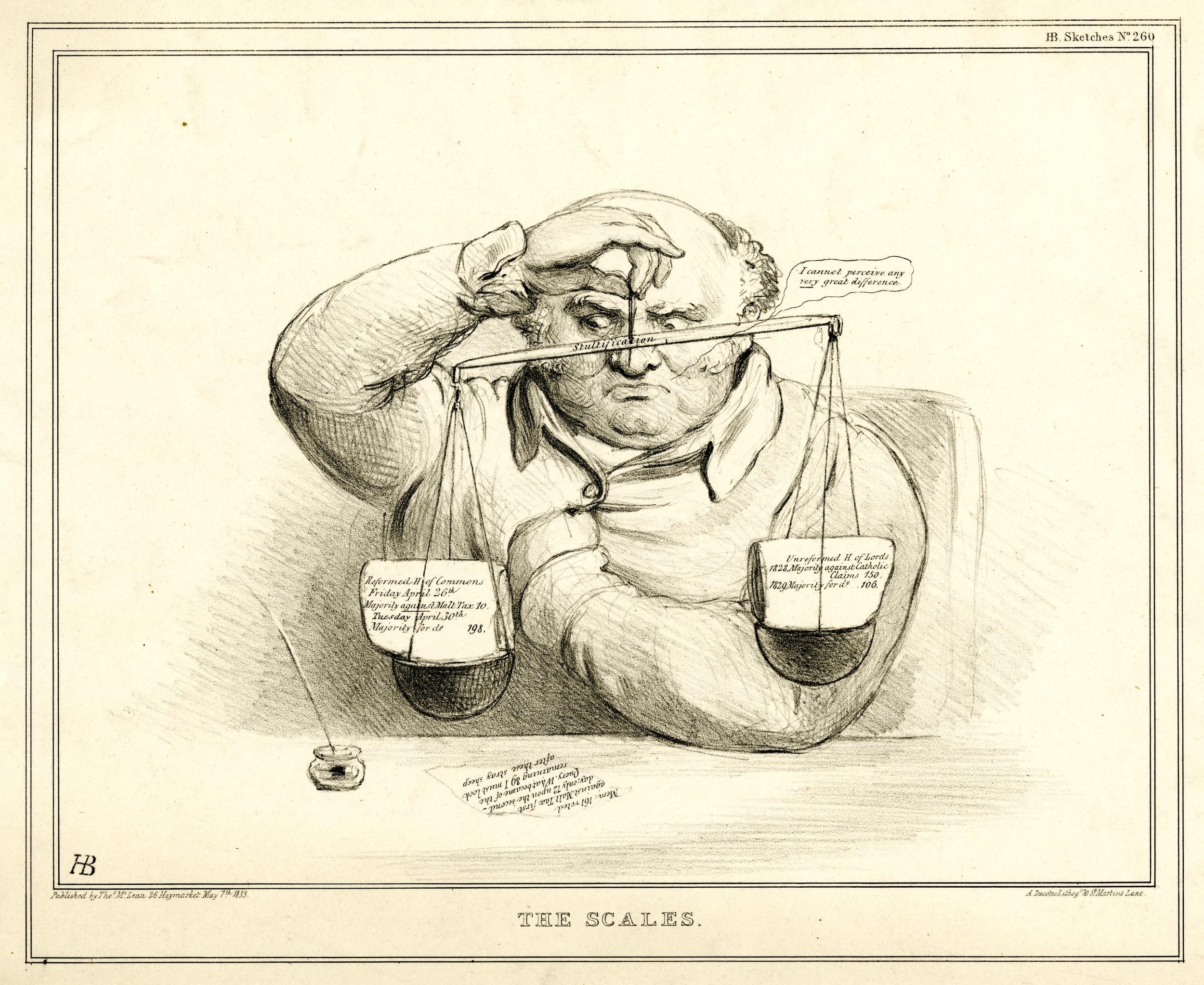 Ein Anwalt in einem Anzug sitzt an einem Tisch mit einer Waage davor und sieht konzentriert auf Dokumente.