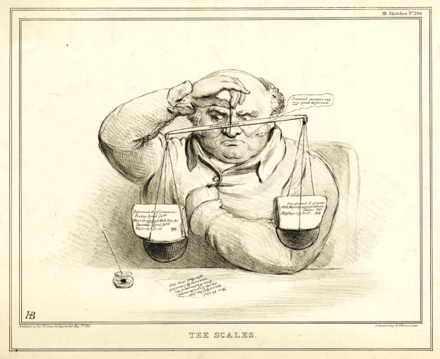 Ein Anwalt in einem Anzug sitzt an einem Tisch mit einer Waage davor und sieht konzentriert auf Dokumente.