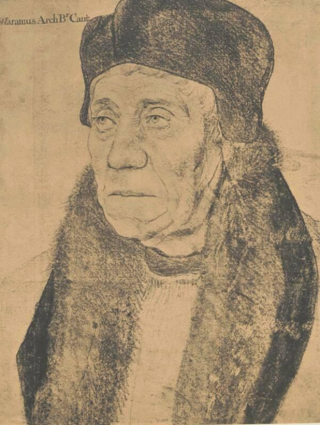 Eine ältere Frau mit schwarzem Hut und Nerzstola, die ihre Hönde öffnet, mit einem Dutt und einem sanften Ausdruck, schaut zur Seite.