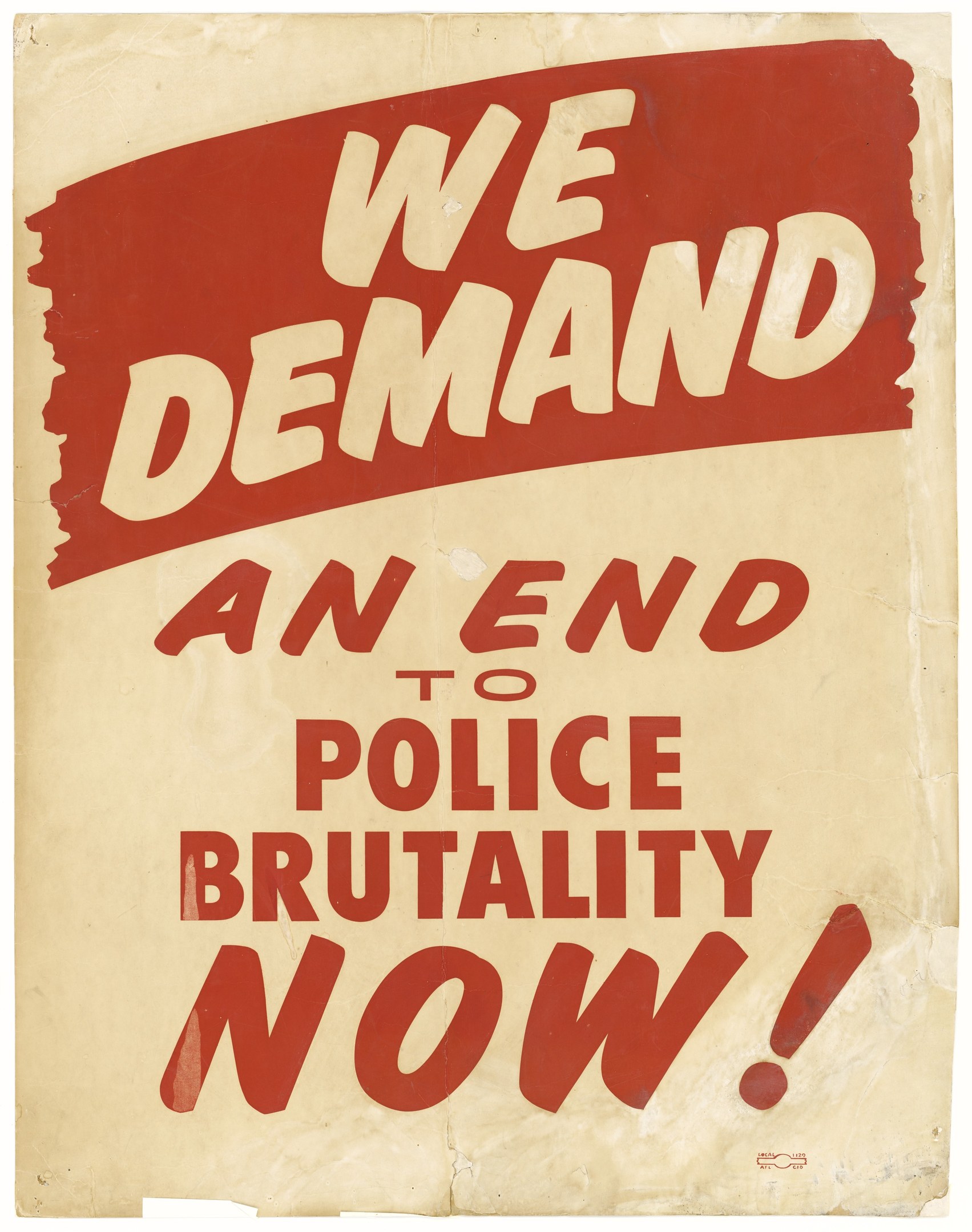 Plakat mit fetter schwarzer Schrift "Wir fordern jetzt ein Ende der Polizeigewalt" auf einem weißen Hintergrund, der von einem schwarzen Rand umgeben ist.