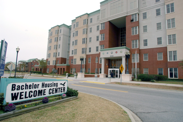 ├übersicht des Bachelor-Housing-Willkommenszentrums mit Geb├Ąuden, Stra├čeninfrastruktur, Fahrzeugen, Vegetation und einem klaren Himmel.