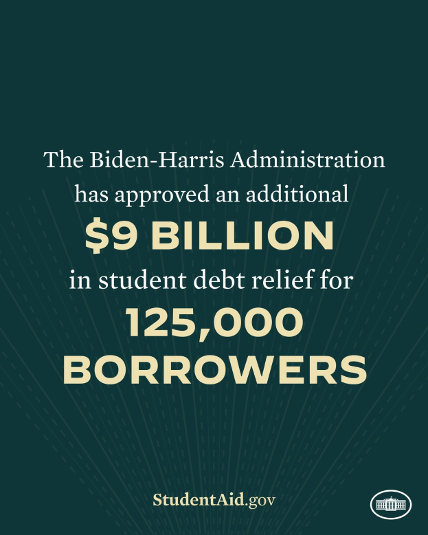 Plakat Ankündigung von 9 Milliarden US-Dollar an studentischen Schulden für 125.000 Schuldner unter der Biden-Harris-Verwaltung, mit einem offiziellen Logo unten.