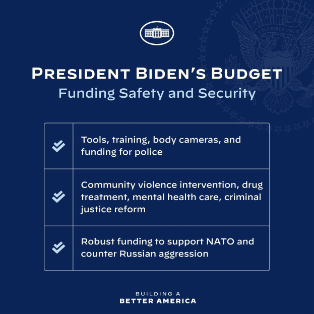 Präsident Bidens Haushaltsdokument mit dem Titel "America Builds Better" mit einem Schild-Logo mit einem Stern und einem Lorbeerkranz auf blauem Hintergrund.