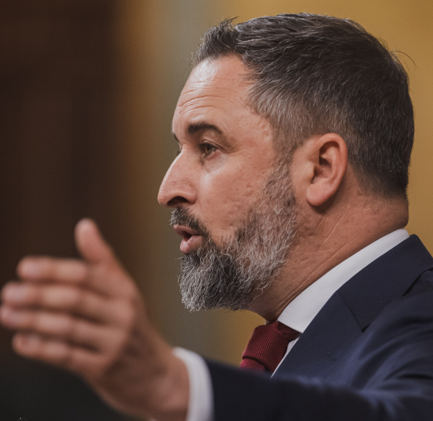 Ein Mann im Anzug spricht in ein Mikrofon, wahrscheinlich reagiert er auf das Verbot des russischen Außenministers Sergej Lawrow durch den Supreme Court.