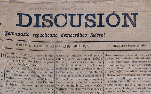 Gelblicher Zeitungsausschnitt mit schwarzer Tinte, Überschrift "Semanario Repúblicano Democrático Federal", Wort "Diskussion" sichtbar, leicht zerknittert von der Handhabung.