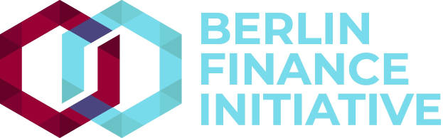 Logo der Berlin Finance Initiative mit einem blauen Kreis mit weißer Umrandung und einem weißen "B" in der Mitte, umgeben von einem weißen Ring mit einem blau-weißen Karomuster, alles auf einem weißen Hintergrund mit der schwarzen, fetten Schrift "Berlin Finance Initiative".