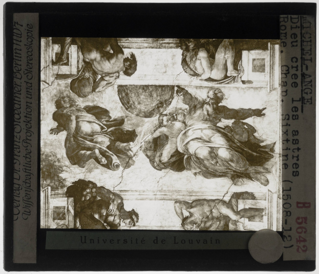 Ein Schwarz-Weiß-Foto einer Gruppe von Menschen in Not, mit verzweifelten Gesichtsausdrücken und zusammengesunkenen Haltungen, überlagert mit fetter Schrift.