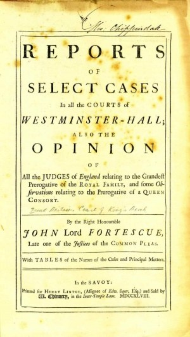 Titelblatt eines alten Buches mit dem Titel "Berichte über ausgewählte Fälle in den Gerichten von Westminster-Hall sowie die Meinung von John Lord Fortescue", geöffnet auf einer Seite mit schwarzer Tinte geschriebenem Text.