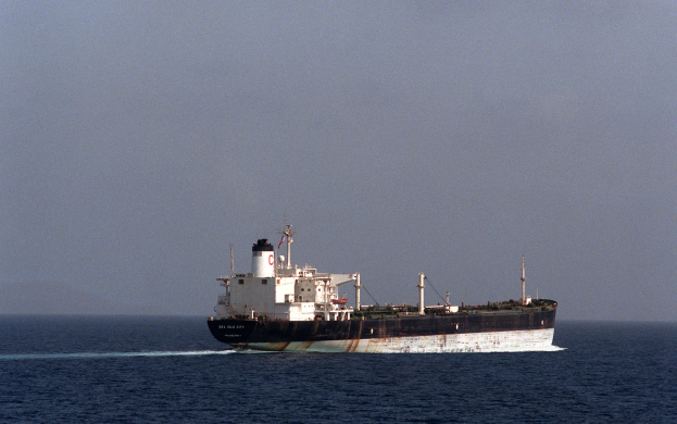 Großes schwarzes und weißes Öltankschiff fährt auf dem Meer unter einem klaren blauen Himmel.