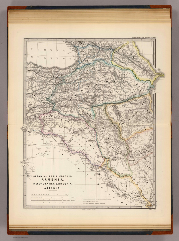 Altes Buch mit einer detaillierten Karte von Armenien, einschließlich seiner Provinzen und Städte, begleitet von erklärendem Text.