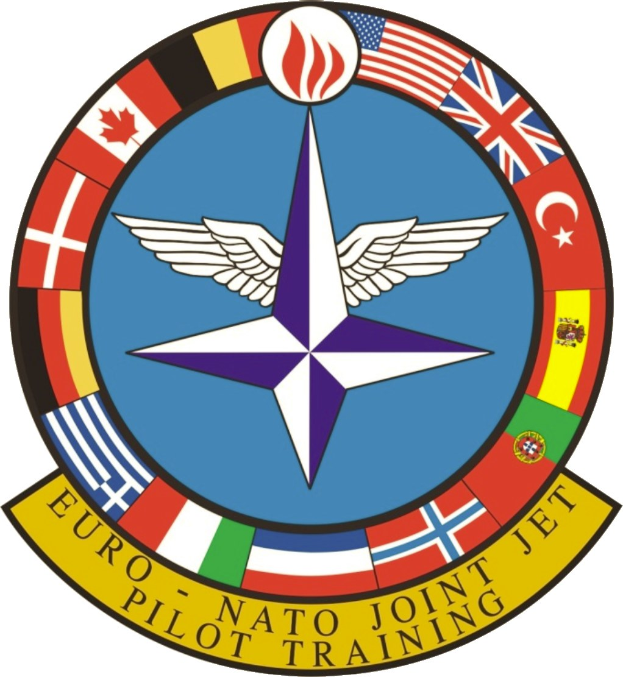 Logo der NATO Joint Jet Pilot Training mit einem blauen Kreis mit einem weißen Stern, umgeben von vierfarbigen Flaggen, und der weißen Schrift 'NATO Joint Jet'.