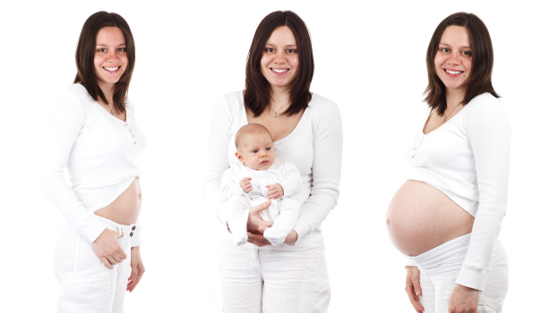 Drei schwangere Frauen stehen lachend da, eine hält ein Baby, vor einem hellen weißen Hintergrund.
