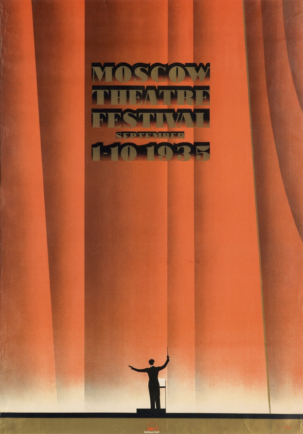 Plakat für das Moskauer Theaterfestival 1935 mit einer Person vor einem Vorhang.