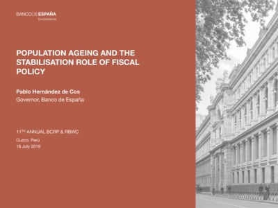 Schwarzes und weißes Bild eines Gebäudes auf der rechten Seite mit Menschen, die auf der Straße davor gehen, und Text auf der linken Seite, der "Altenpopulation und die Stabilisierungsrolle der Fiskalpolitik" liest.