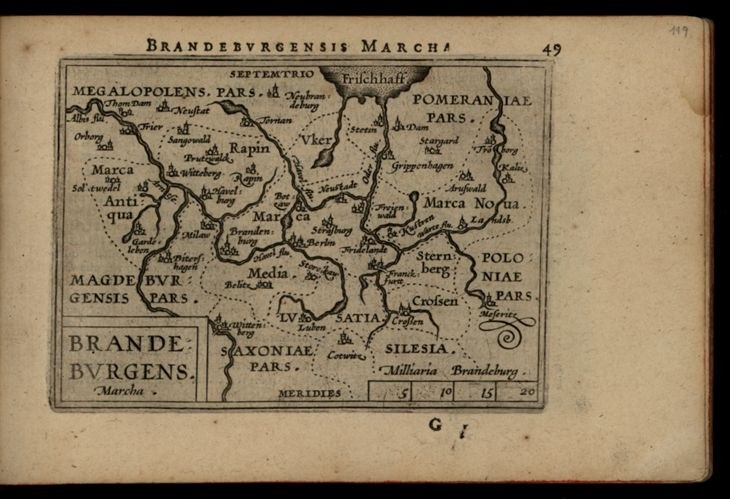 Altes Buch mit schwarzem Hintergrund, das eine detaillierte Karte der Brandenburg-Region Deutschlands zeigt, einschließlich geografischer Merkmale wie Flüsse, Berge und Städte, begleitet von Texten über die Region.