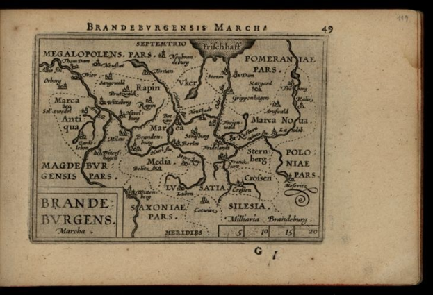 Altes Buch mit schwarzem Hintergrund, das eine detaillierte Karte der Brandenburg-Region Deutschlands zeigt, einschließlich geografischer Merkmale wie Flüsse, Berge und Städte, begleitet von Texten über die Region.