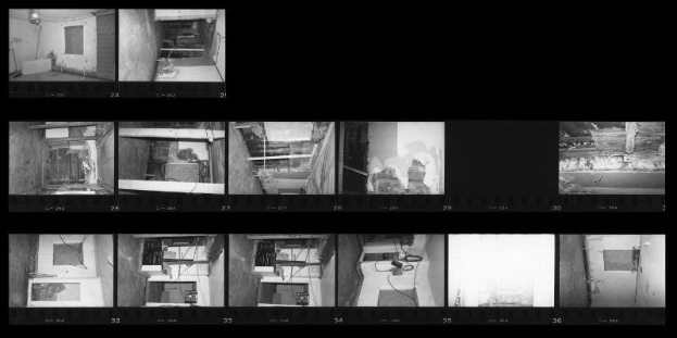 Ein Schwarz-Weiß-Foto-Collage eines Raumes mit vielen Fenstern, erstellt aus Filmnegativen, mit einem dunklen Hintergrund.