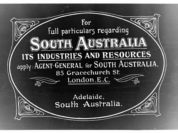 Schwarze Tafel mit "South Australia" in Kreide, bewirbt die Industrie- und Ressourcenvielfalt des Staates.