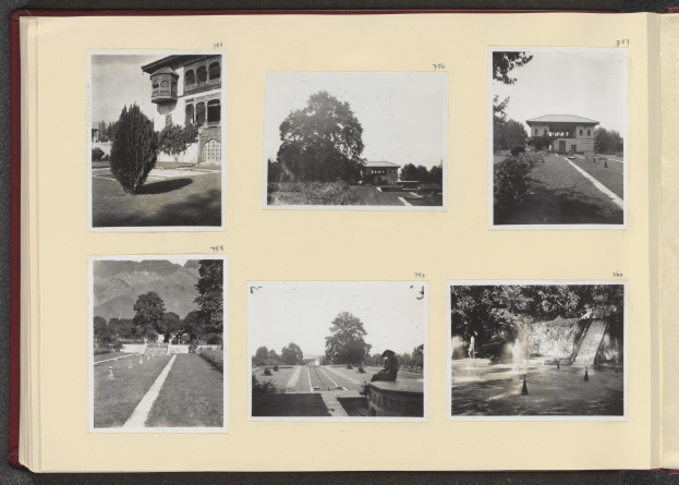 Offenes Buch mit einer Collage aus Schwarz-Weiß-Fotografien von Bäumen, Gebäuden und einem Brunnen