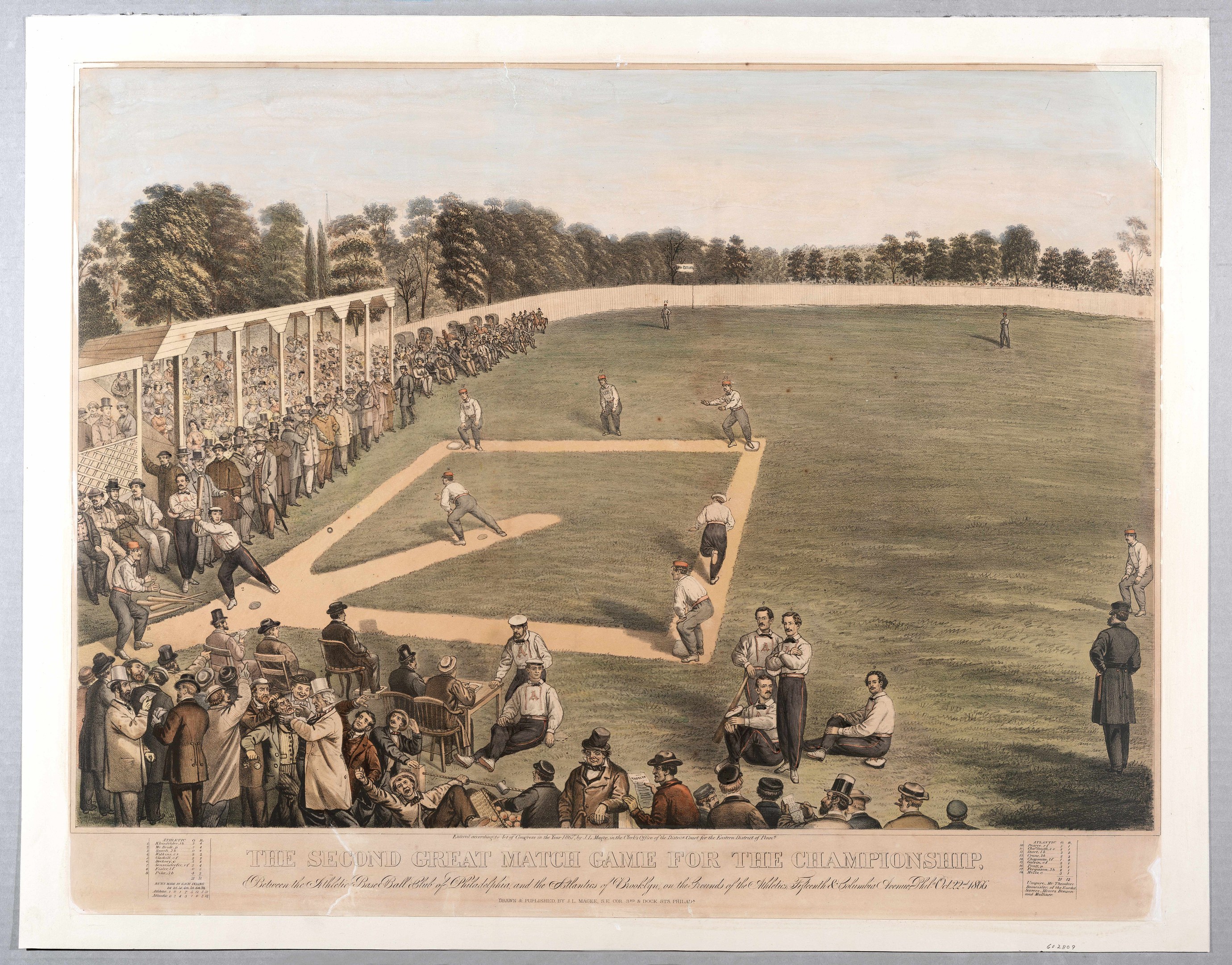 Gruppe von Menschen, die Cricket auf einem grünen Feld mit Bäumen im Hintergrund und einem klaren blauen Himmel spielen, mit dem Text "Das zweite große Match-Spiel um die Meisterschaft" unten.