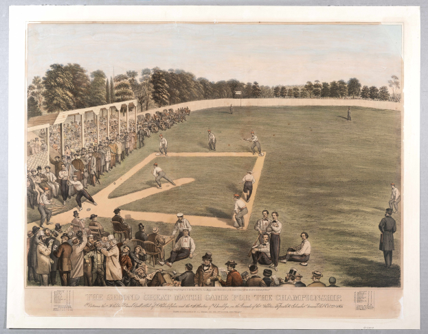 Gruppe von Menschen, die Cricket auf einem grünen Feld mit Bäumen im Hintergrund und einem klaren blauen Himmel spielen, mit dem Text "Das zweite große Match-Spiel um die Meisterschaft" unten.