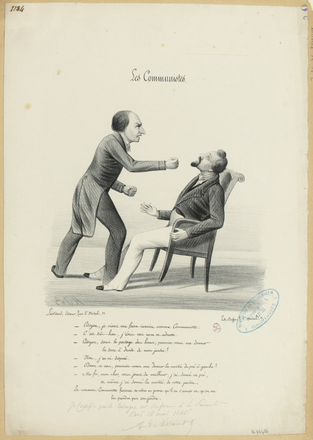 Zwei Männer in einem formellen Setting in eine hitzige Diskussion vertieft, einer sitzend und der andere stehend, mit Text sichtbar auf dem Boden darunter.